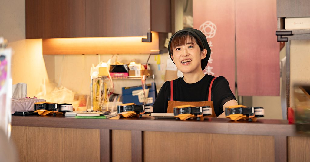 レジカウンターでの植山さん