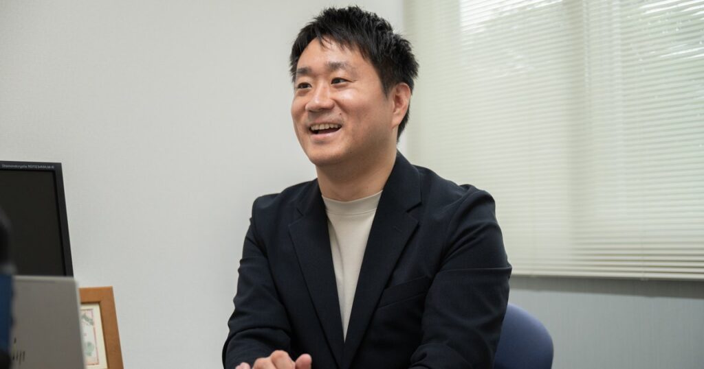 取材に答える株式会社マルキン専務取締役の小林宏聡さん