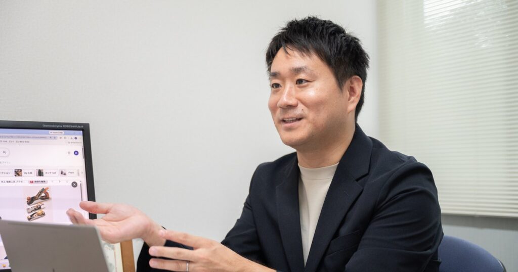 商品ページを見ながら海外向けの取り組みを説明する小林宏聡さん